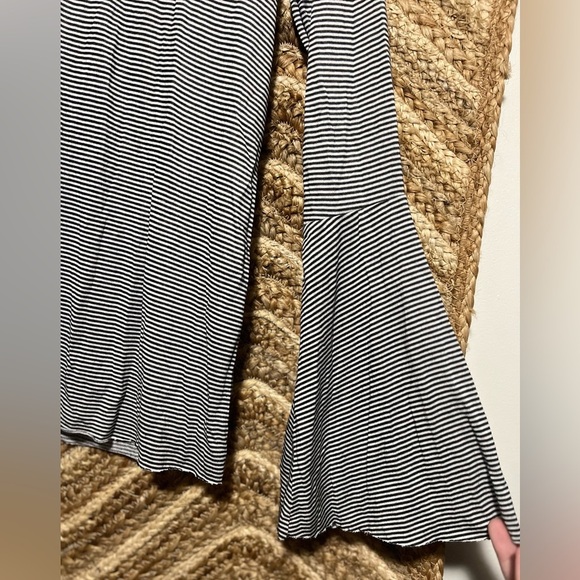 Lucky Brand Women's Striped Bell Sleeve Shirt,Size XS,V Neck,Great Condition - Picture 2 of 10
